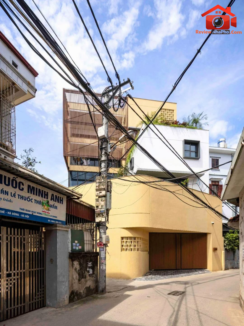 Nhà phố ba thế hệ tại Hà Đông: 3 khoảng vườn đan xen hóa giải khu đất hình lục giác- Ảnh 2. Nhà phố ba thế hệ tại Hà Đông: 3 khoảng vườn đan xen hóa giải khu đất hình lục giác- Ảnh 2.