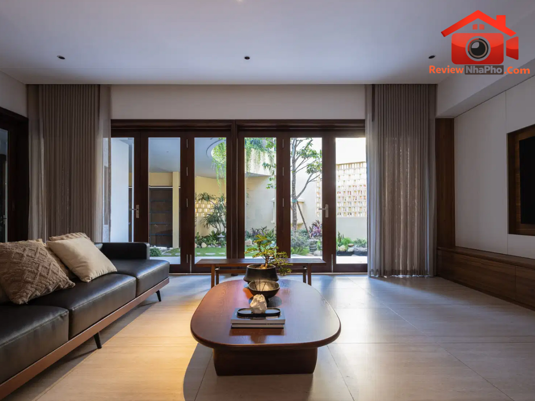 Nhà phố ba thế hệ tại Hà Đông: 3 khoảng vườn đan xen hóa giải khu đất hình lục giác- Ảnh 5. Nhà phố ba thế hệ tại Hà Đông: 3 khoảng vườn đan xen hóa giải khu đất hình lục giác- Ảnh 5.