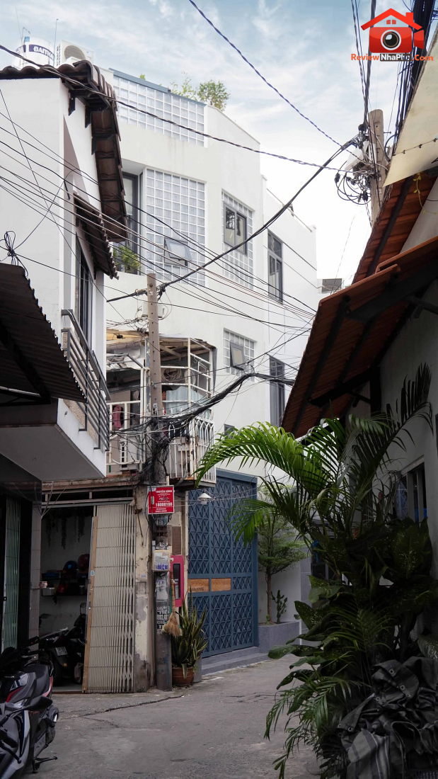 Nhà phố chỉ 20 m² TP.HCM: Cấu trúc xoay khối vuông và dải đệm thang bọc quanh- Ảnh 1.
