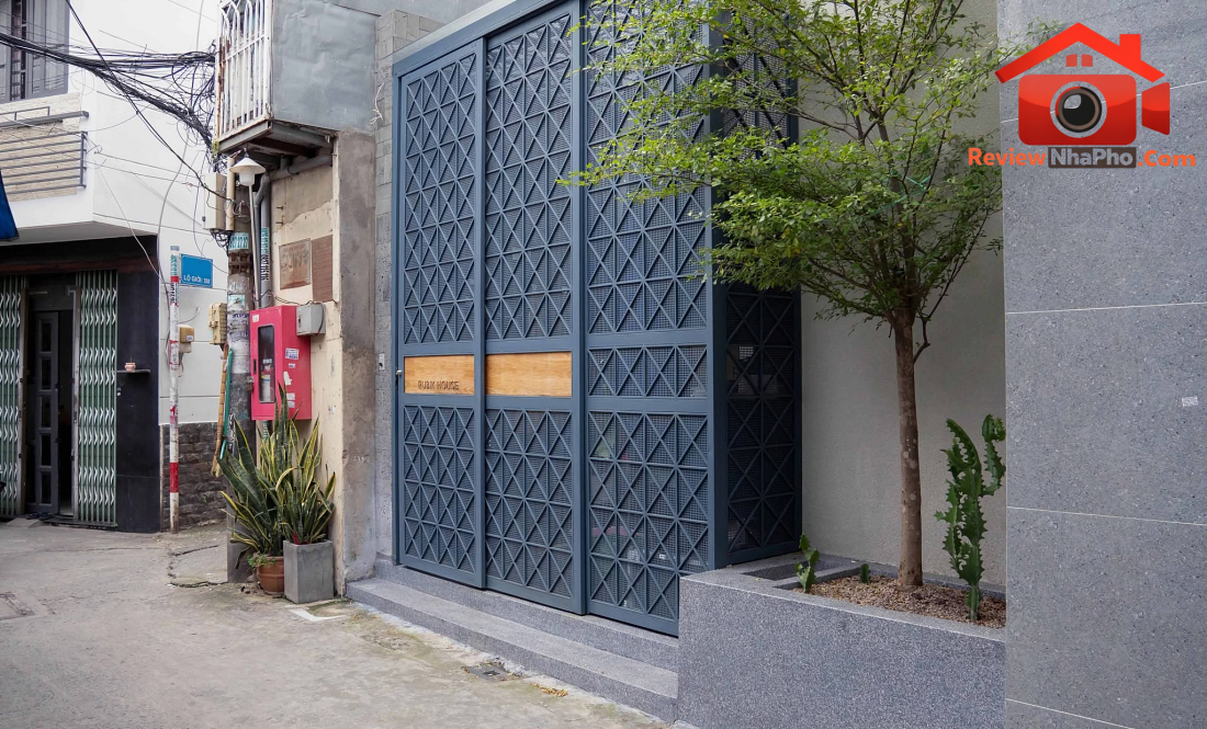 Nhà phố chỉ 20 m² TP.HCM: Cấu trúc xoay khối vuông và dải đệm thang bọc quanh- Ảnh 2.