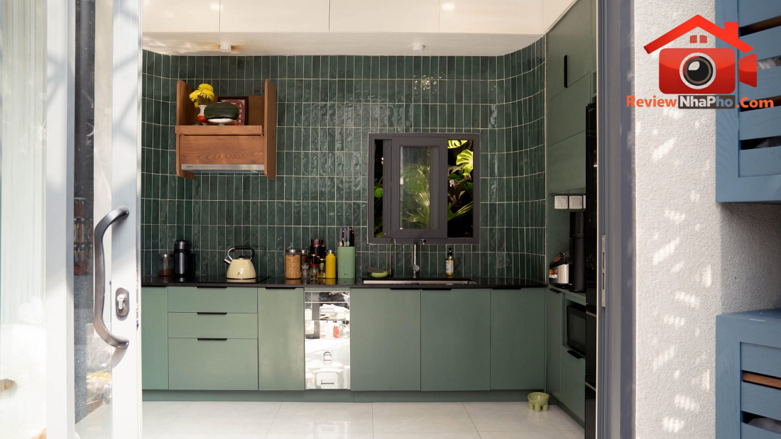 Nhà phố chỉ 20 m² TP.HCM: Cấu trúc xoay khối vuông và dải đệm thang bọc quanh- Ảnh 4.