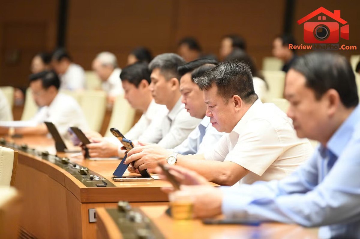 Các đại biểu tại phiên họp sáng 22/10. (Ảnh: Như Ý) Đề xuất hoán đổi đất bị thu hồi sang thửa đất khác trong cùng địa bàn cấp xã - Ảnh 2.