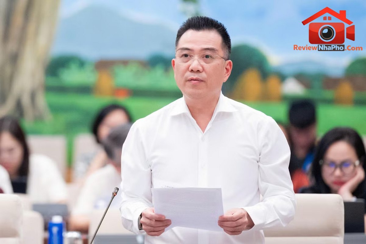 Thứ trưởng Bộ Nông nghiệp và Môi trường Đặng Ngọc Điệp tại phiên họp. (Ảnh: QH) Đề xuất bồi thường bằng đất ở, nhà ở tại chỗ cho người bị thu hồi đất - Ảnh 1.